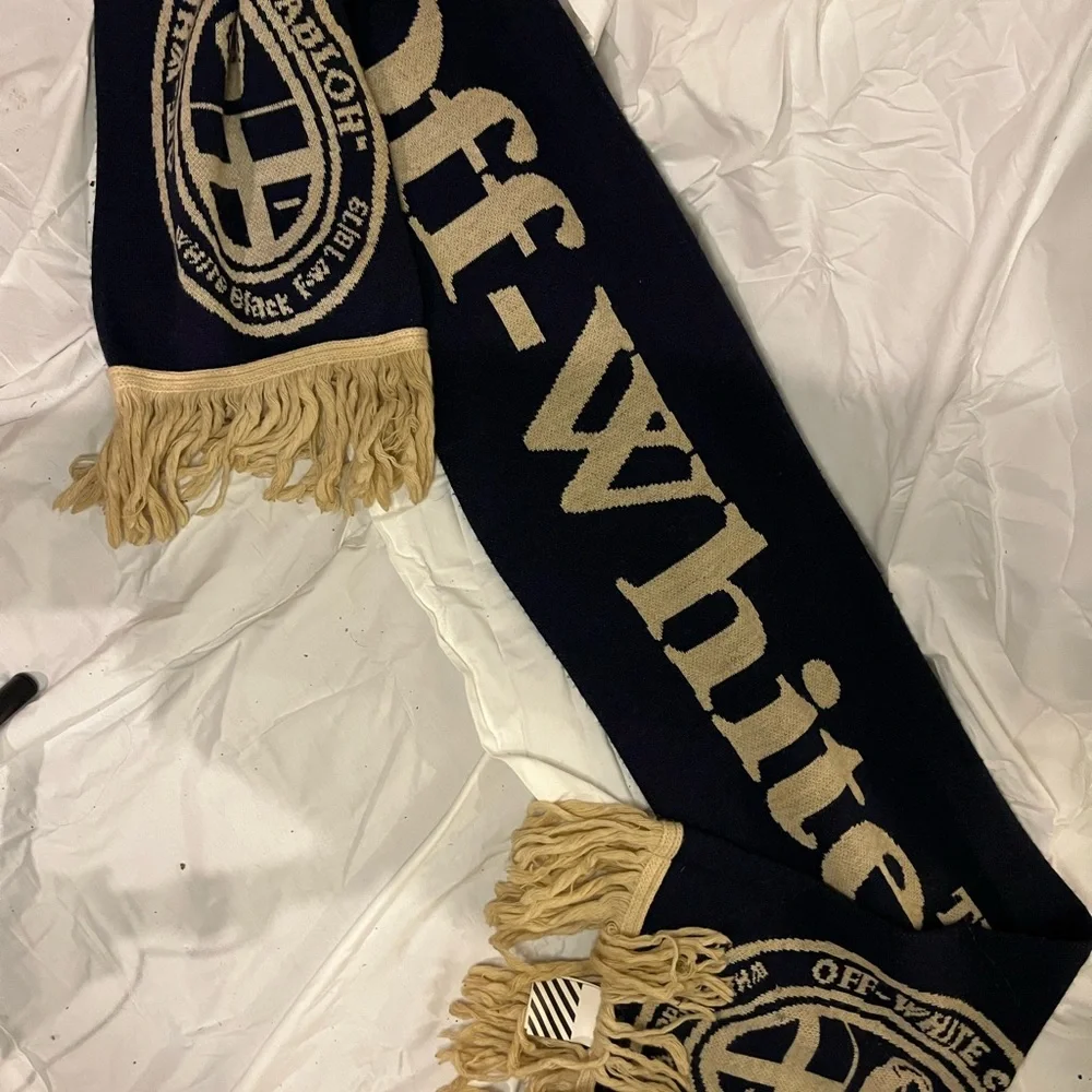 Off white bulky scarf - Picture 3 of 3